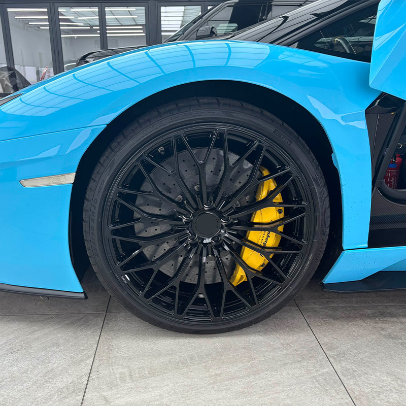 Avis de notre client - Jante forgée monobloc hyper noire pour Lamborghini